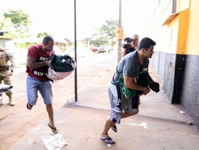 Guardas presos por suspeita de integrar mil&iacute;cia perdem porte de arma