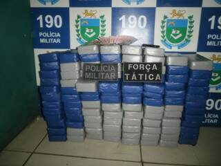 Tabletes de cocaína eram transportados em camionete. (Foto: Divulgação)
