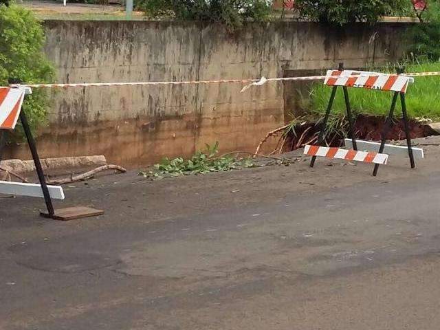 Chuva provoca crateras, desabamento de muro e alagamentos de ruas 
