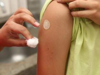 Menino recebe dose de vacina contra HPV em Campo Grande. Procura por e3sse público ainda é baixa. (Foto: Marcos Ermínio)