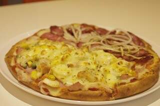 Pizza é assada em 4 minutos e massa feita com maça é crocante por fora. (Foto: Thailla Torres)