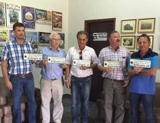 Ruralistas e o presidente da Aced (2º à esquerda) seguram adesivo da mobilização “EnDireita Já!” (Foto: Divulgação)