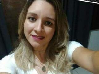 Regianni Araújo, de 32 anos, foi morta no sofá da casa do sogro (Foto: Reprodução/Facebook)