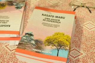 O livro “Kasato-maru: uma viagem de esperança” retrata a história dos primeiros imigrantes japoneses em Mato Grosso do Sul. (Foto: Alcides Neto)