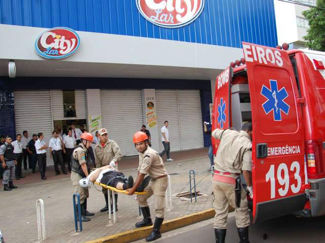  Demitido, homem tenta suic&iacute;dio dentro de loja no centro da Capital