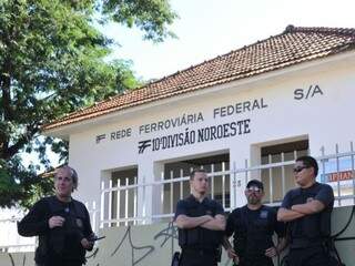 Policiais federais e guarda municipal estão desde cedo no prédio do Iphan, que estava ocupado desde 20 de maio (Foto: Alcides Neto)
