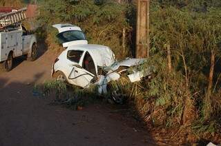 O veículo ficou totalmente destruído (Foto: Simão Nogueira)