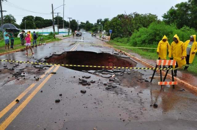 Chuva alaga casas, interdita ruas e abre cratera, que engole carro