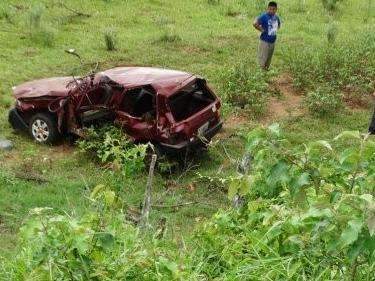Ve&iacute;culo capota, sai da pista e uma pessoa morre na MS-156