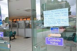 Na entrada da Central do Cidadão, cartaz informa que local não recebe contas com código de barras. (Foto: Vanderlei Aparecido)