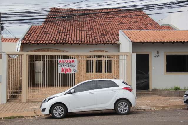 No reduto de escrit&oacute;rios, garagens e at&eacute; rotat&oacute;ria viram estacionamento