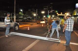 Funcionários da prefeitura pintam faixas de pedestre à noite para não trancar o trânsito durante o dia (Foto: Divulgação/A. Frota)