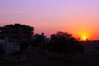 Sol nascendo nas primeiras horas do dia dá sinal de que a segunda-feira será bem quente. (Foto: Marcos Ermínio) 