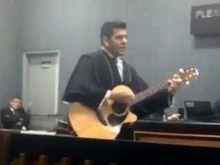 Defensor público Rodrigo Antônio Stochiero Silva com violão em júri (Foto: Reprodução)