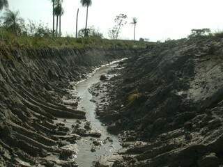 Fazendeiro autuado em R$ 100 mil estava causando assoreamento de rio (Foto: Divulgação/PMA)