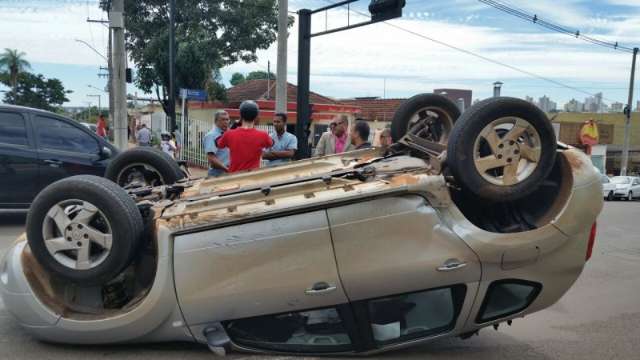 Carro capota e tumultua  cruzamento na Rua Ant&ocirc;nio Maria Coelho 