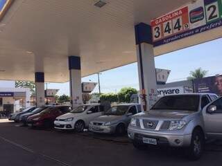 Posto com promoção de gasolina no pagamento à vista. (Foto: Bruna Kaspary)