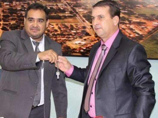 Prefeito eleito &eacute; empossado ap&oacute;s impasse com presidente da C&acirc;mara 