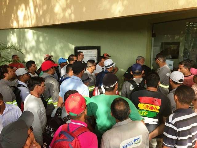 Demitidos da UFN3 fazem protesto para receber e passar Natal em casa