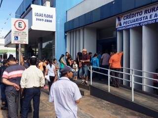 Cerca de 700 ex-funcionários devem passar pela agência da Caixa em Nova Andradina. (Foto: Nova News)