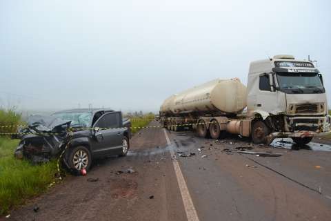 Motorista de caminhonete Amarok morre em colisão com carreta na 262