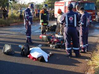 No acidente ocorrido na manhã de hoje, um dos motociclistas teve o corpo carbonizado. (Foto: Simão Nogueira)