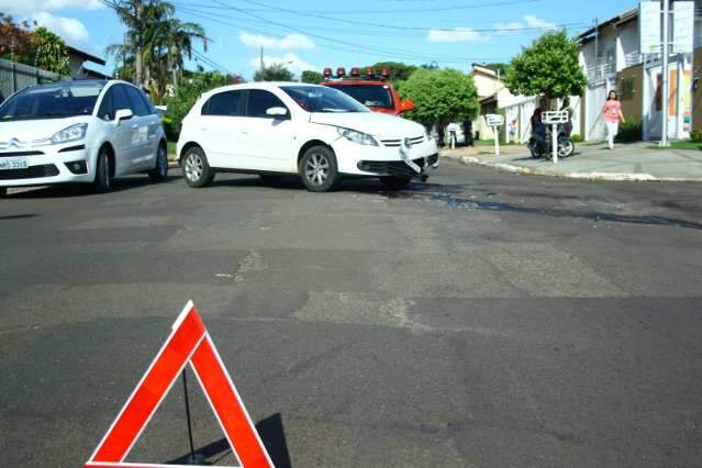 Idoso fica ferido e destr&oacute;i carro ao invadir preferencial