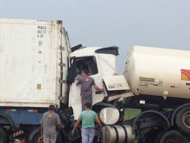 Motorista fica preso &agrave;s ferragens em acidente entre caminh&otilde;es na BR-163