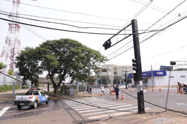 Caminh&atilde;o leva fios de telefonia e tr&acirc;nsito fica complicado na Zahran