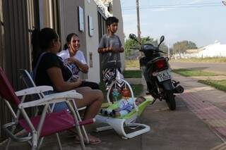 Com bebê de poucos meses e no bairro Morada do Sol há um ano, Daiane Machado, de 29 anos, já passou muita raiva.(Foto: Kísie Ainoã)