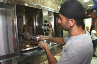 Yasser mora há um ano e sete meses em Campo Grande e abriu a Shawarma Árabe com o amigo há dois meses (Foto: Fernando Antunes)