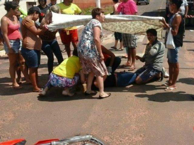 Motociclista fica gravemente ferida ap&oacute;s colis&atilde;o contra caminh&atilde;o