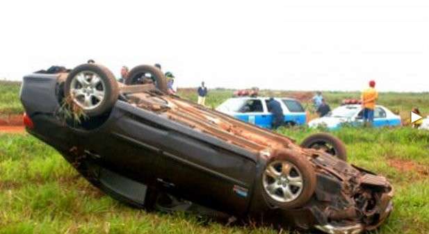 Bandidos invadem casa e, na fuga, ve&iacute;culo capota 