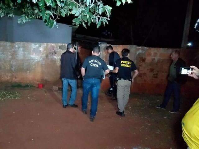 Homem mata irm&atilde;o com pedrada na cabe&ccedil;a e diz que estava comendo pizza