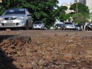 Espalhados pelas ruas da cidade, buracos dão prejuízos a motoristas (Foto: Alcides Neto/Arquivo)