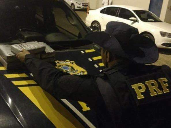 PRF apreende coca&iacute;na com motorista de &ocirc;nibus de viagem internacional