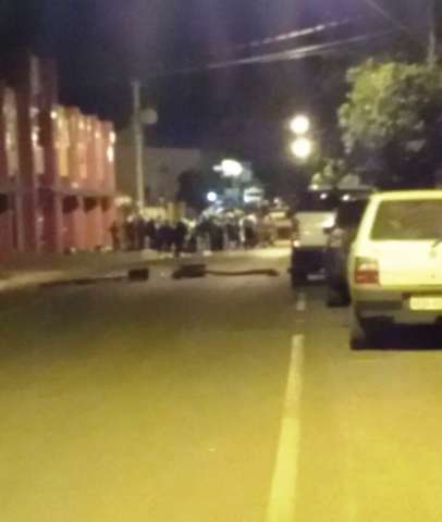 &Iacute;ndios protestam e amea&ccedil;am colocar fogo em mercado por jovem baleado