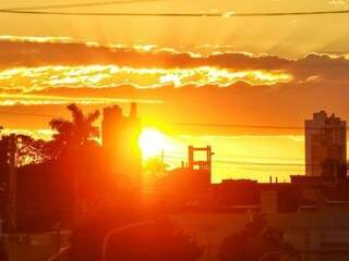Sol predomina o céu de Campo Grande nesta manhã de terça-feira (2). (Foto: André Bittar)