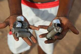 Catador mostra cartuchos de balas de efeito moral suados pelo Choque (Foto: Fernando Antunes)