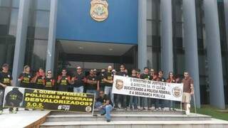 Agentes em novo protesto nesta quarta-feira (Foto: Dourados News)