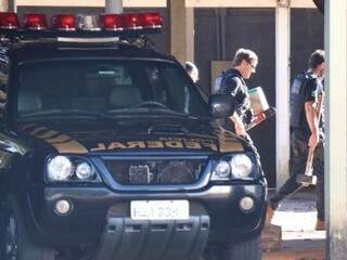 Policiais federais chegando à sede da PF em Campo Grande com malotes contendo material apreendido na operação nesta quarta-feira (6) (Foto: Henrique Kawaminami/Arquivo)