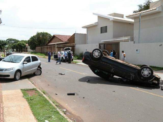 Ve&iacute;culo capota, deixa dois feridos e pol&iacute;cia interdita rua no Vilas Boas