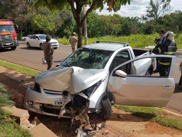 Idoso passa mal, perde controle da dire&ccedil;&atilde;o e atinge muro de condom&iacute;nio