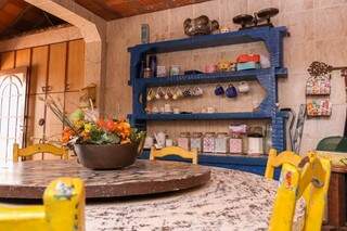 Cozinha com móveis rústicos e coloridos, customizados por Jane. (Foto: Henrique Kawaminami)