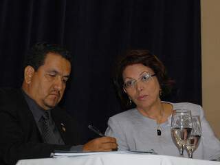 Paulo Roberto da Silva, superintendente do MPA em MS, e ministra Ideli Salvatti. (Foto: Simão Nogueira)