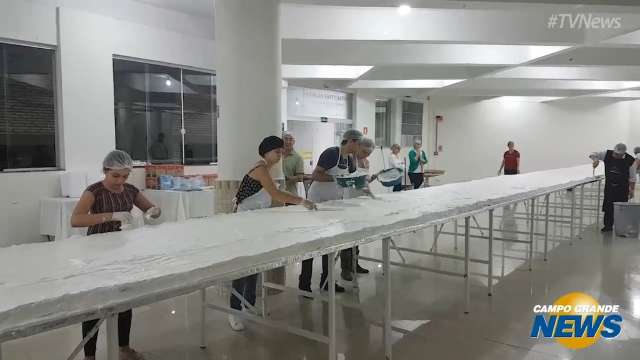 Bolo de Santo Ant&ocirc;nio &eacute; produzido por 45 volunt&aacute;rios e ter&aacute; mil alian&ccedil;as