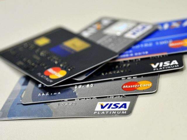 Juros do rotativo do cart&atilde;o de cr&eacute;dito caem para 275,7% ao ano