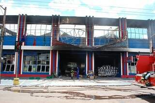 A loja, que não tinha alvará dos bombeiros, ficou destruída. (Foto: Simão Nogueira)