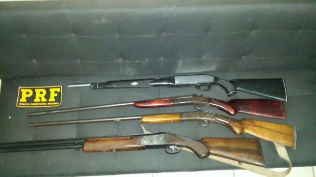 Dois homens s&atilde;o presos com 4 espingardas que usariam para ca&ccedil;a
