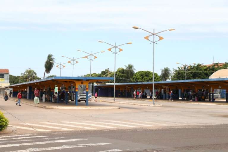 Falta de cobertura entre os pátios prejudica portadores de necessidades especiais no terminal Bandeirantes. 